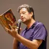 Profesor del Tec de Monterrey lee en conferencia libro sobre la historia de Diego Rivera
