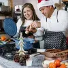 Familia mexicana preparando comida en navidad