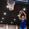 Jugador de Borregos Laguna salta y lanza balón de básquetbol para encestar