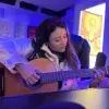Estefania Monroy tocando la guitarra en su estudio.