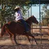 Joven cabalgando sobre un caballo