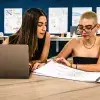 Estudiantes de arquitectura comparten mesa de trabajo con laptop y planos en el Tec de Monterrey campus Laguna