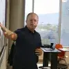 Profesor de PrepaTec Laguna imparte clase con proyector y apunta al pintarrón con su mano derecha