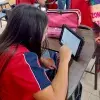 Niños y niñas interactúan con las tablets brindadas a través del programa "Tablet Aprendo".