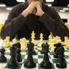 estudiante practicando para torneo de ajedrez