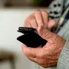 Adulto mayor combate el rezago digital utilizando teléfono inteligente