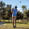 Golfista posa tras golpear pelota en el Torneo de Golf EXATEC Blue Open del Tec de Monterrey campus Laguna