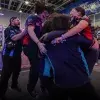 Equipo salta y se abaraza en un momento de celebración. 
