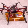El dron "Alexa" sostiene una pizza.