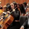 Alumna tocando cello en bellas artes