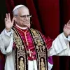 Papa León XIV durante su aparición en el balcón central de la Basílica de San Pedro