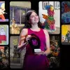 Collage de fotos que muestran actividades de arte como baile, teatro e ilustración con una imagen al centro de una joven adolescente sosteniendo un trofeo circular que dice "Talento que Inspira".
