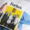 Manos de joven sosteniendo la portada de 30 Under 30 de Forbes México