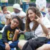 Participante y voluntaria sonriendo en campamento Vive Extremo