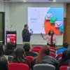 profesora tec dando clases de innovacion en chile