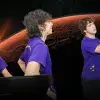Montaje de 3 estudiantes trabajando sobre un fondo que muestra el planeta Marte en el espacio.