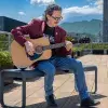 Luis Raúl Domínguez toca la guitarra 