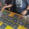 Foto de la mesa interactiva siendo usada para un ejercicio de matemáticas