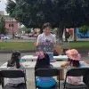 Danna Ximena Sánchez imparte un taller presencial de ciencia a niñas y niños.