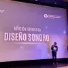 Estudiante dando un discurso después de recibir mención honorífica.