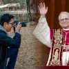 A la izquierda, Jesús Huerta tomando fotografías; a la derecha, el Papa León XIV