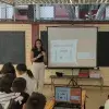 Alexandra Maldonado dando clases a comunidades.