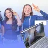 Montaje de fotos, en el fondo cuatro chicas sostienen sus manos con dos dedos extendidos en su frente; a la izquierda, una foto de las mismas cuatro chicas sosteniendo un trofeo en forma de la letra H; y a la derecha, una laptop que muestra una persona haciendo una seña con su mano en la pantalla.