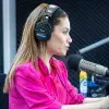 Sandra Canales al micrófono de Tec Sounds Radio 94.9 FM Monterrey dentro de la cabina de transmisión de Desde el Campus..