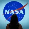 Estudiante volteando a ver el logo de la NASA