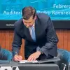 Juan Pablo Murra, rector del Tecnológico de Monterrey, y Gustavo Pacheco López, rector general de la UAM, firmando el convenio de colaboración en la Ciudad de México.