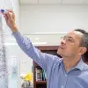 Profesor de la Escuela de Negocios del Tec de Monterrey campus Laguna utiliza pintarrón para hacer apuntes