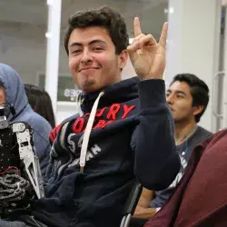 Joven estudiante participando en la Semana de Tópicos