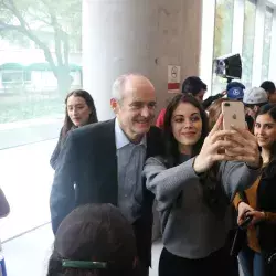 Presidente de Alibaba con alumnos