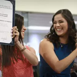 Alumnas  sosteniendo sus títulos universitarios