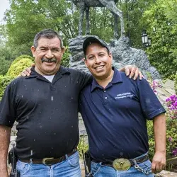 Dos compañeros abrazándose
