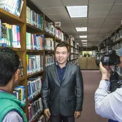 Alumno sonriendo mientras es entrevistado