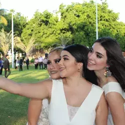 graduadas tomándose selfie