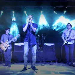 Alumno cantando