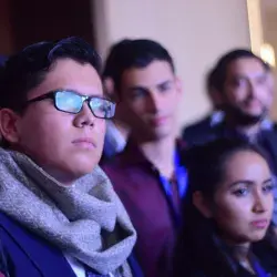 Jóvenes escuchando el mensaje de David Noel Ramírez Padilla 