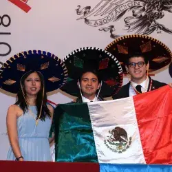 Alumnos en el campeonato mundial universitario de debate
