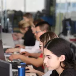 Alumnos trabajando en su repentina 