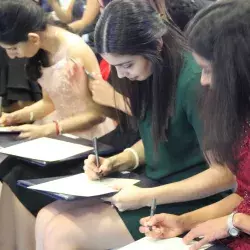 graduación alumnos diciembre, firmando su título profesional