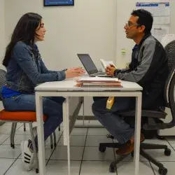 Cosme atendiendo a una alumna
