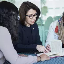 alumnos y profesor estudiando