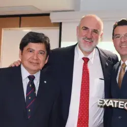 Carlos Gutiérrez Cerdio, en compañía del Director del Campus y el Rector de la Zona Sur