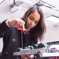 Mujer manipulando un robot con las manos