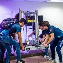 Integrantes del equipo Blue Ignition empaquetando el robot para la competencia