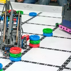 Robot de VEX IQ durante competencia