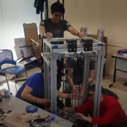 Alumnos trabajando en proyecto de robótica