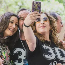 Ex alumnos tomando una selfie